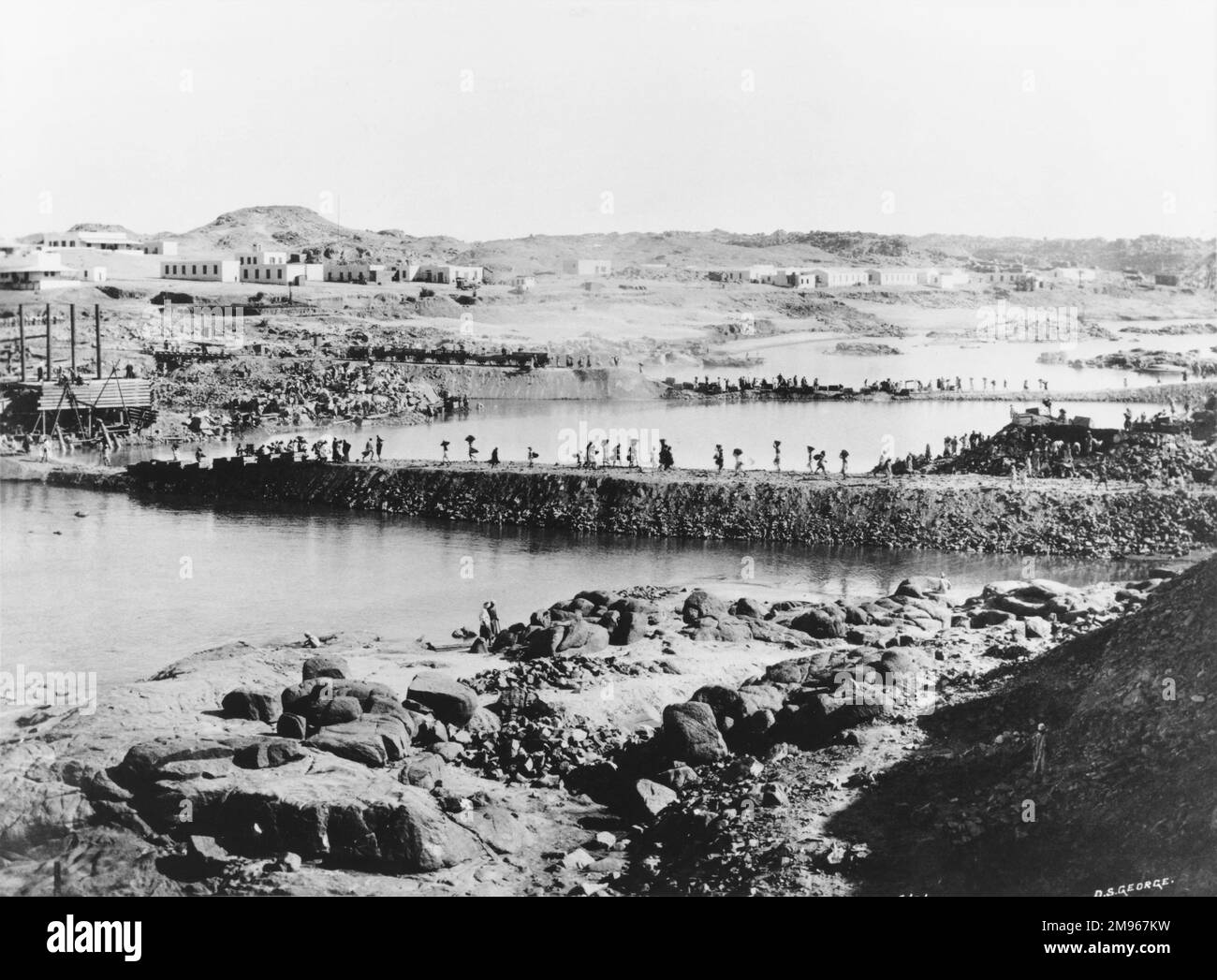 Building the Aswan Dam (the old or low dam) on the River Nile in Egypt: constructing temporary sudds in the Western Channel. Stock Photo