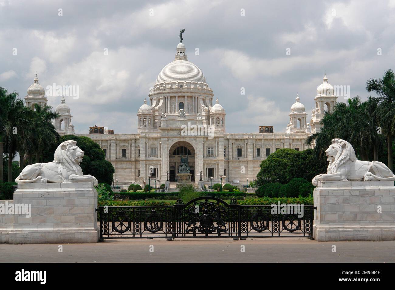 The Victoria Memorial in Kolkata (Calcutta), India.  It was built between 1906 and 1921 as a memorial to Queen Victoria of Great Britain and Empress of India.  The building is now a museum. Stock Photo