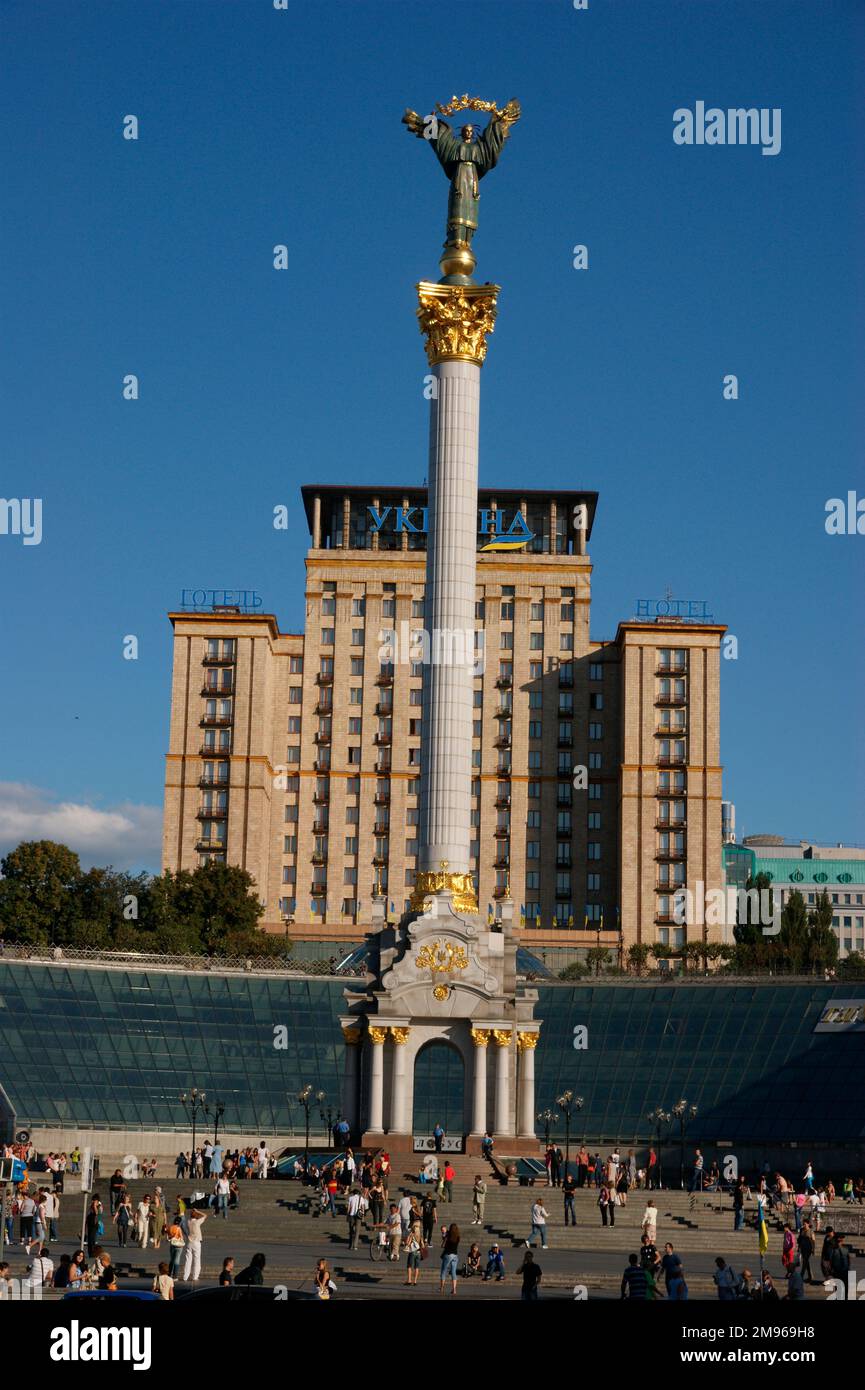 View of Independence Square (Maidan Nezalezhnosti) with the Independence Pillar towering above it, in Kiev, Ukraine.  The Hotel Ukraine (Ukraina) can be seen in the background.  Ukraine gained its independence from Russia in 1991. Stock Photo
