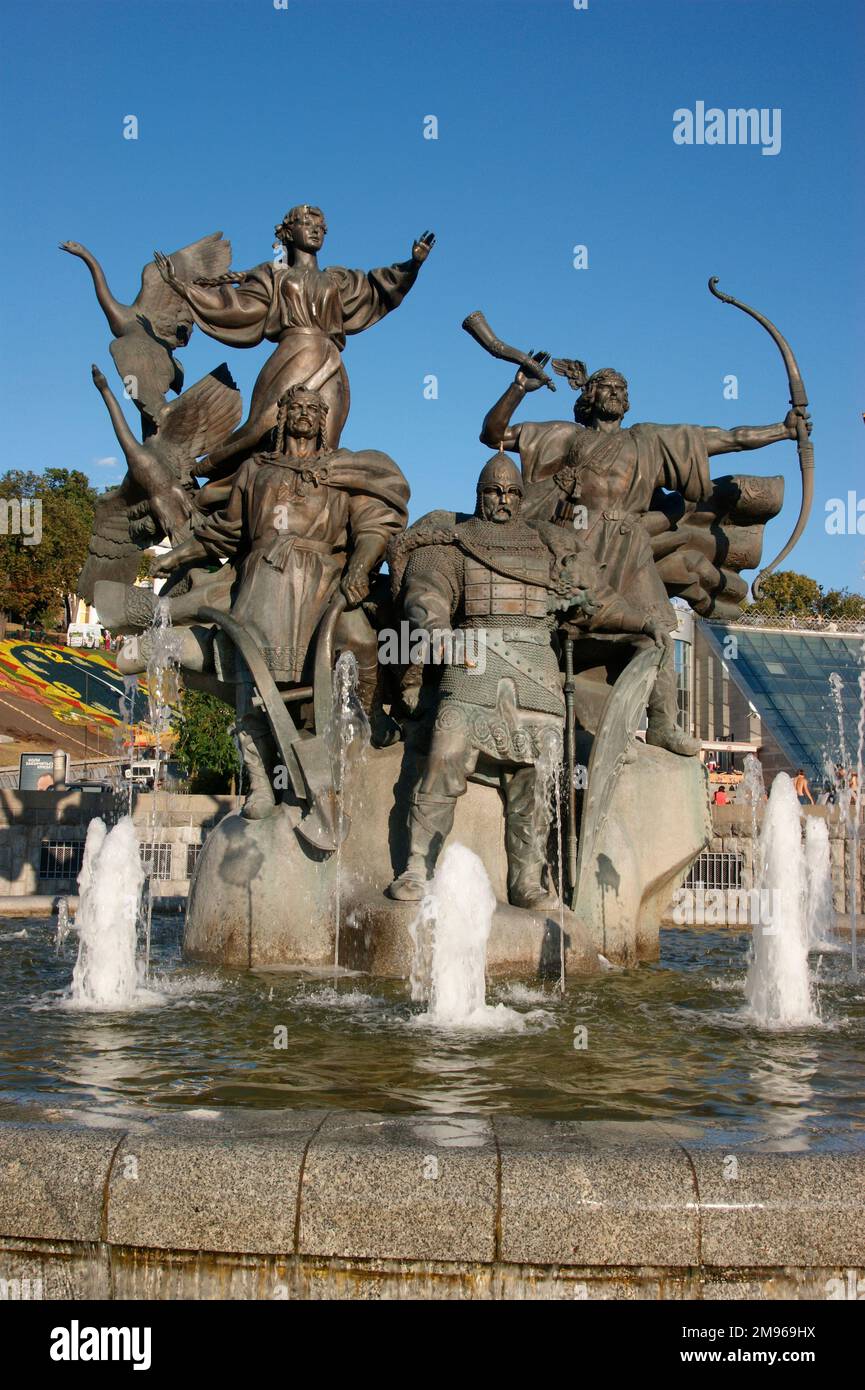 View of a fountain in Independence Square (Maidan Nezalezhnosti) with a monument to the legendary founders of the city of Kiev, the three brothers Kyi (also Kiy, Kij or Kyj), Schek and Khoryv (Khoriv) and their sister Lybid (Lybed).  Archaeological excavations have shown that there was an ancient settlement dating back to the 6th century.  The names of the founders are linked to geographical features, eg hills, mountains and rivers. Stock Photo
