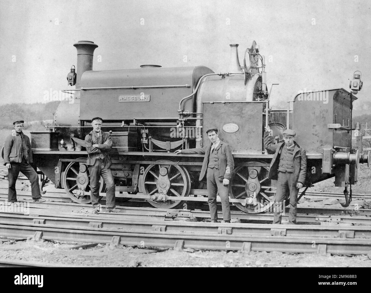 Four railway workers with a Great Western Railway locomotive, Amesbury, at Treffgarne, Nant Y Coy, Pembrokeshire, Dyfed, South Wales.  They are navvies employed in cutting the embankment, seen here at the southern end of the workings. Stock Photo