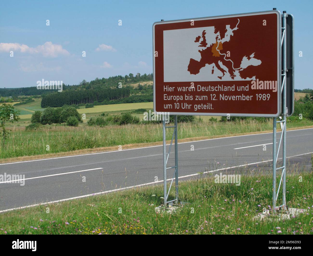 A road sign at Ullitz, Hof-Plauen, Thuringia, Germany, showing the border between East and West Germany, which was changed when the Berlin Wall came down on 12 November 1989. Stock Photo