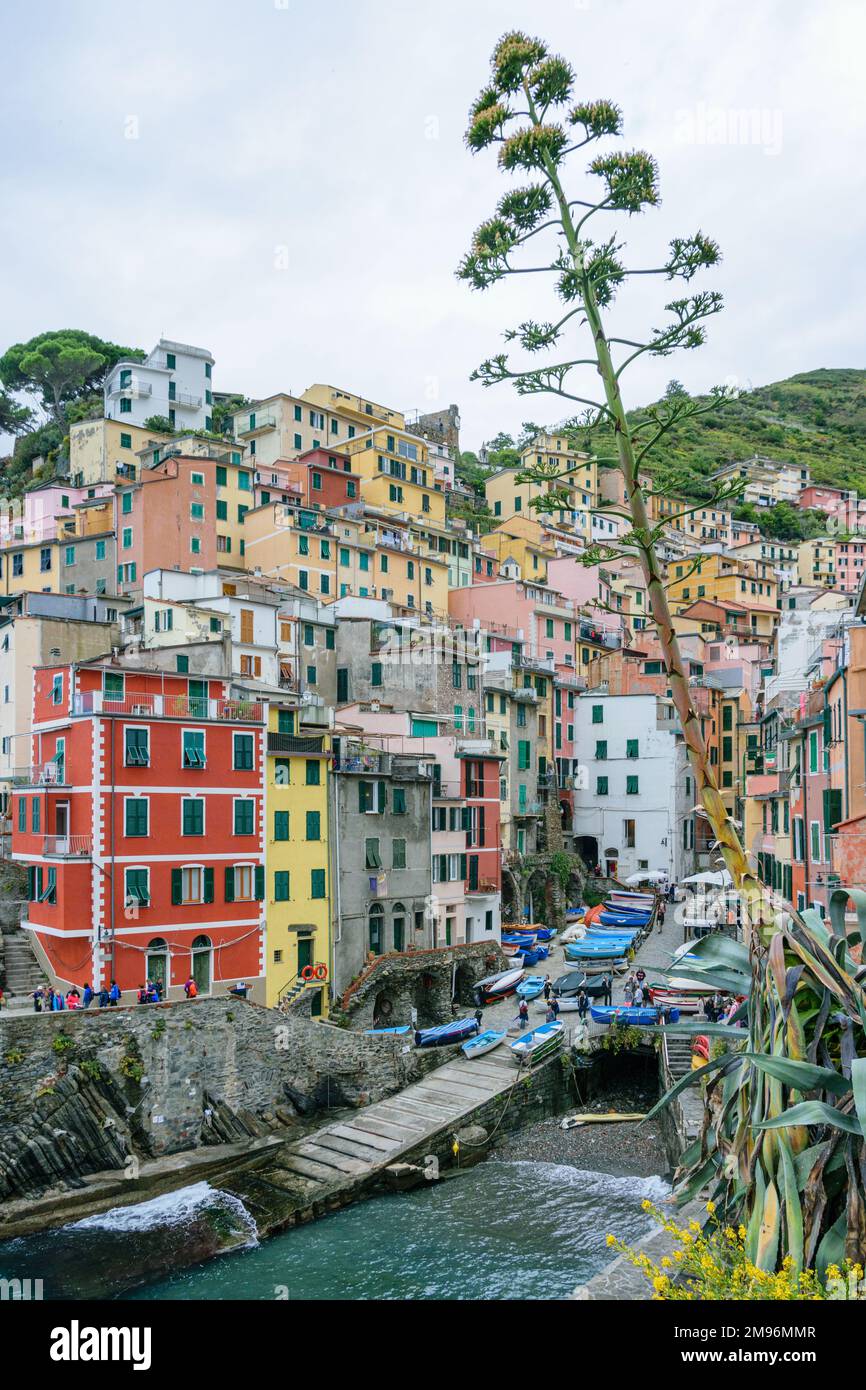 Views of Vernazza, a colourful cliff-side fishing village on the Cinque Terra, Italy Stock Photo