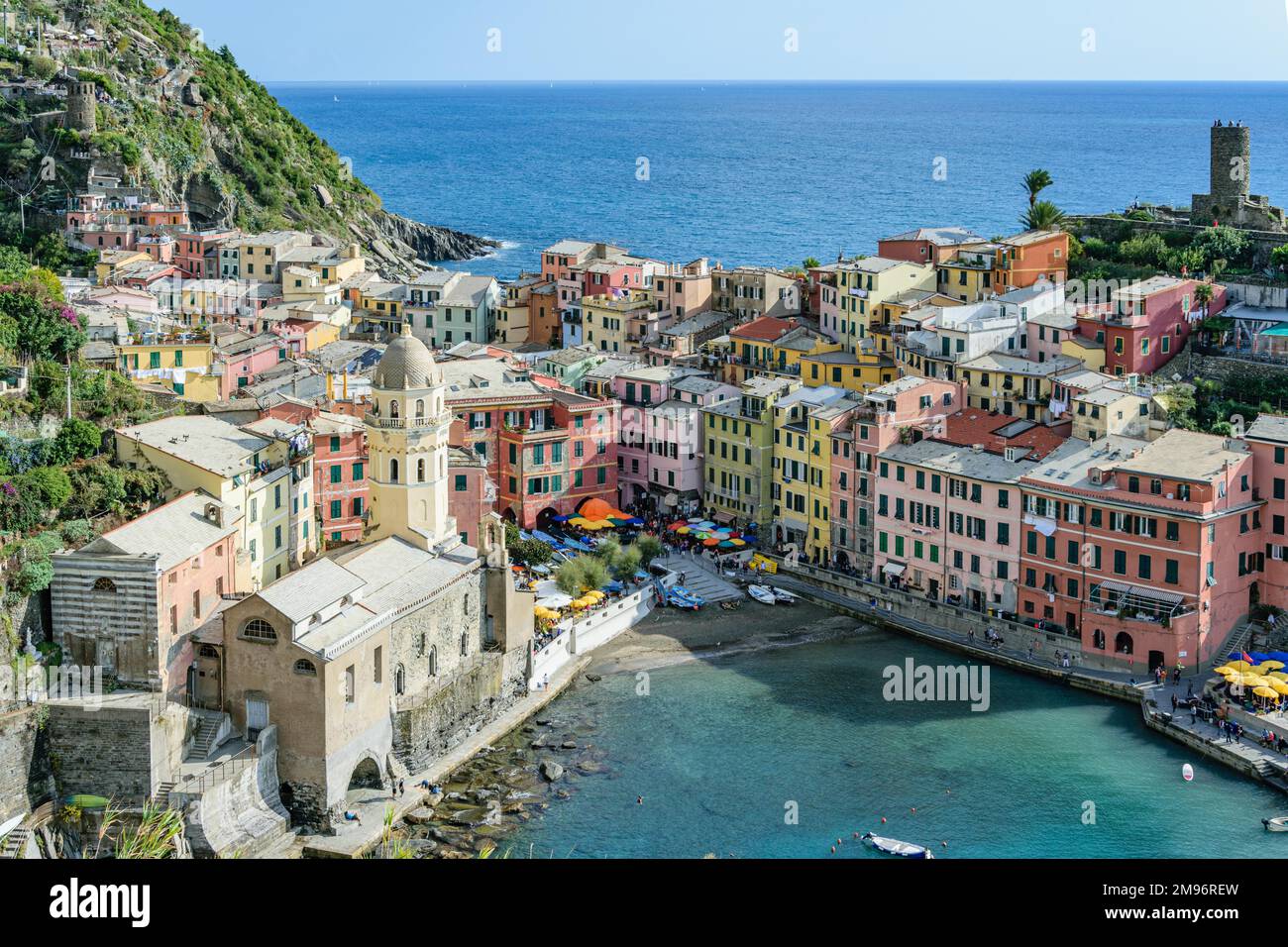 Vernazza, a cliff-side fishing port on the Cinque Terra, Italy Stock Photo