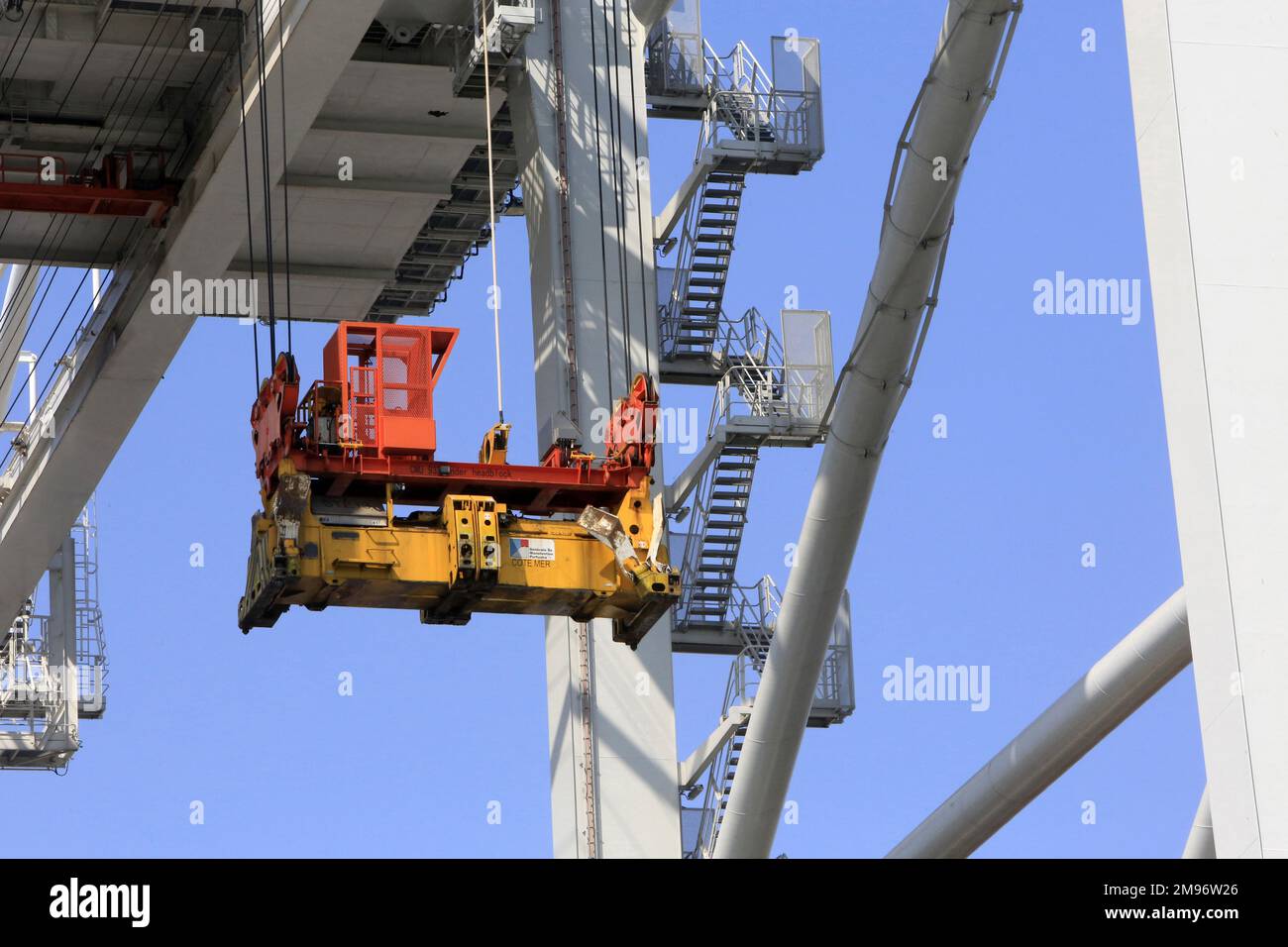 Portique jaune hi-res stock photography and images - Alamy