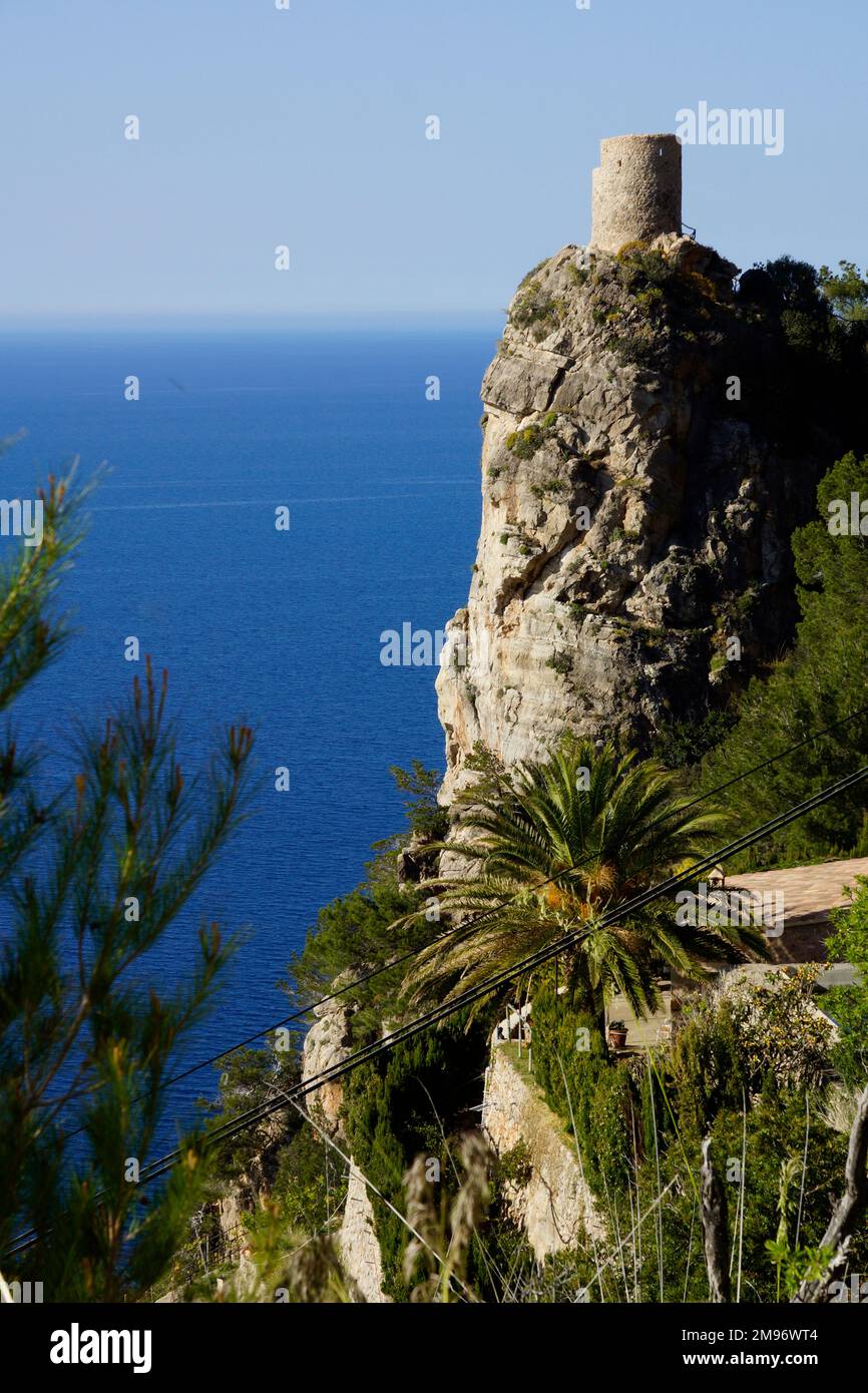 Estellences, Mallorca, Spain. In the municipality of Banyalbufar is the splendid Viewpoint of Ses Animes, crowned by a defence tower, the Torre des Verger, de Ses Animes or sa Talaia, on top of an impressive cliff. It was built in 1579 to defend the coast and the town from pirate raids. Stock Photo