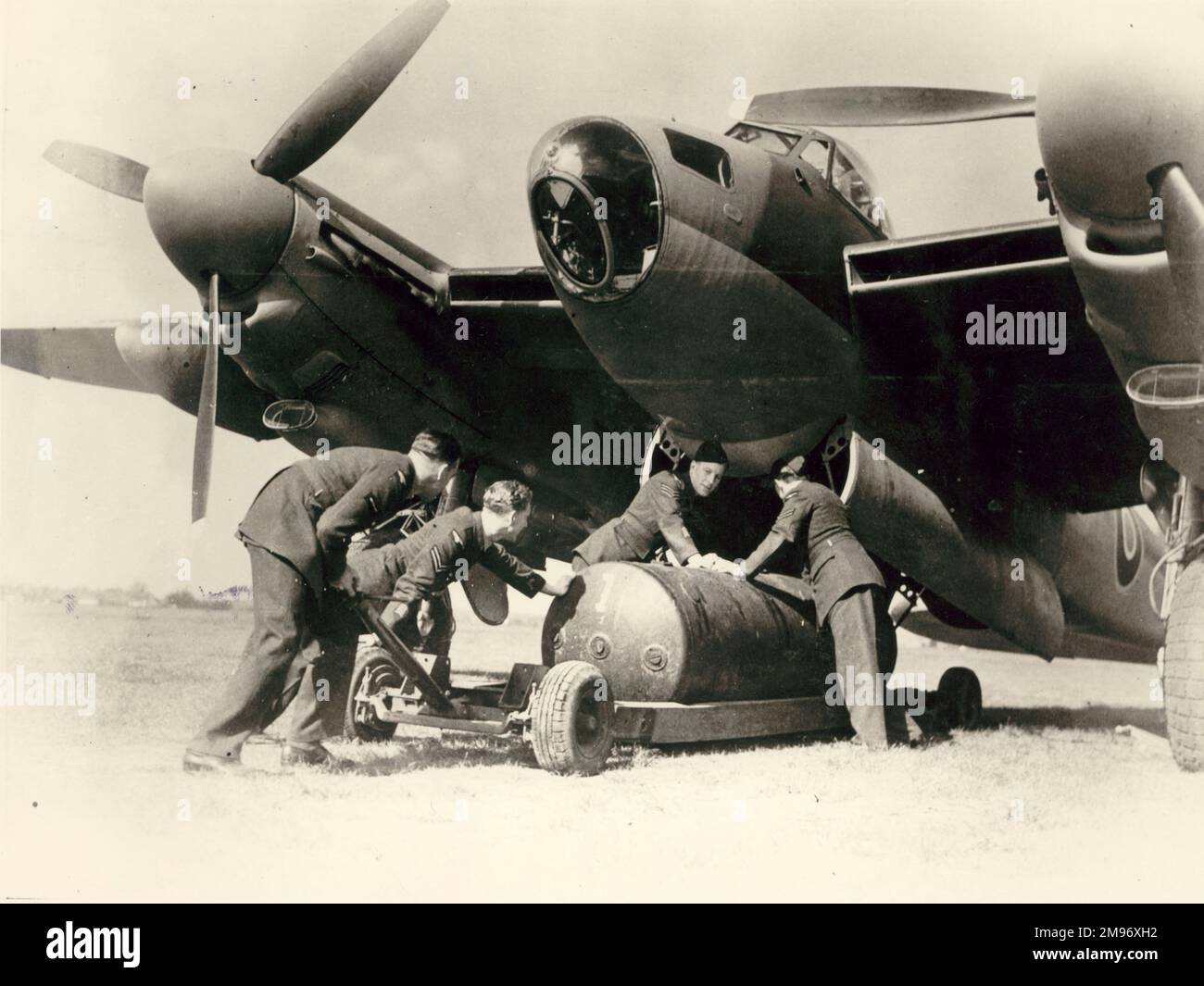 de Havilland Mosquito BXVI being loaded with a 4,000lb bomb Stock Photo
