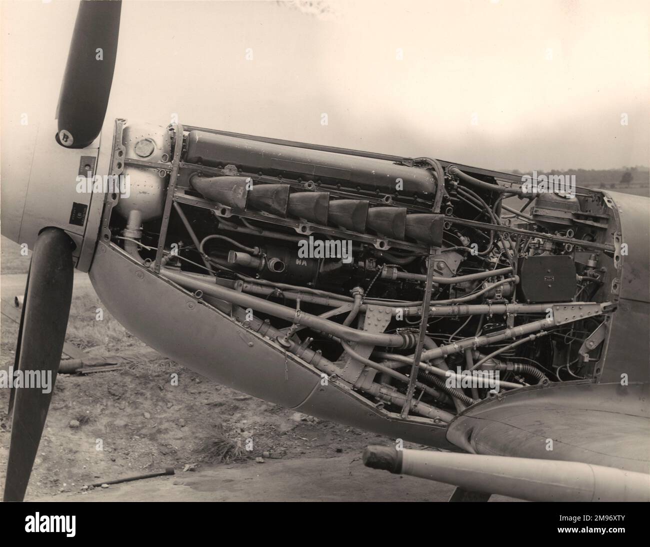 rolls-royce-merlin-61-installation-in-a-supermarine-spitfire-ix-september-1942-2M96XTY.jpg