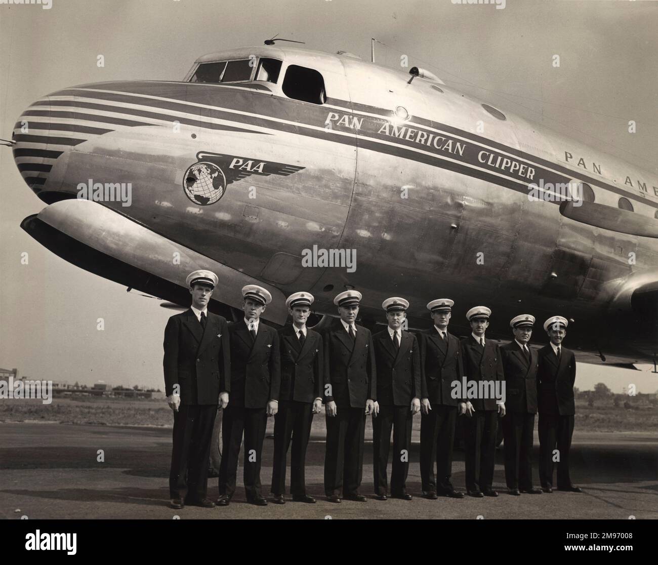 パンナム旅客機ダグラスＤ C-4 Douglas DC-4 of Pan American World Airways with its crew