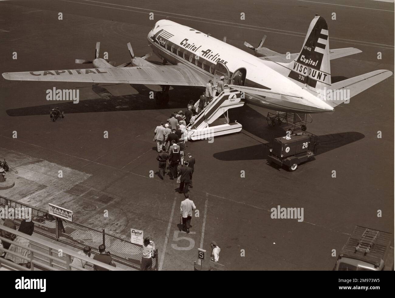 Boarding passengers aircraft hi-res stock photography and images - Alamy