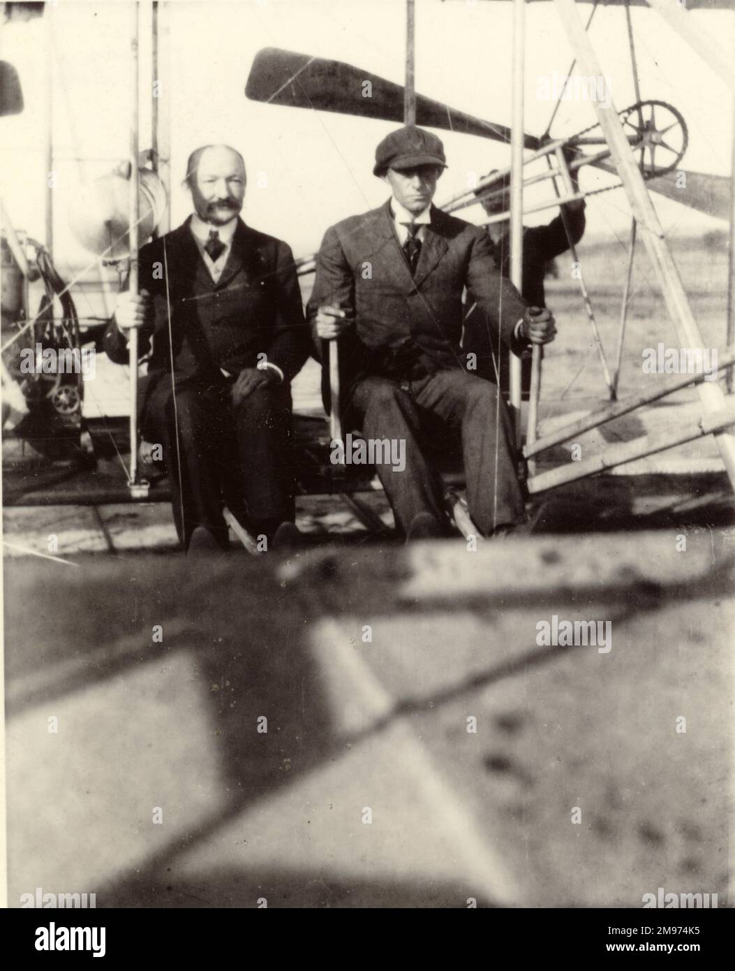 Major Baden Fletcher Smyth Baden-Powell (1860-1937) and Wilbur Wright after the flight at Camp d’Auvours, 8 October 1908.