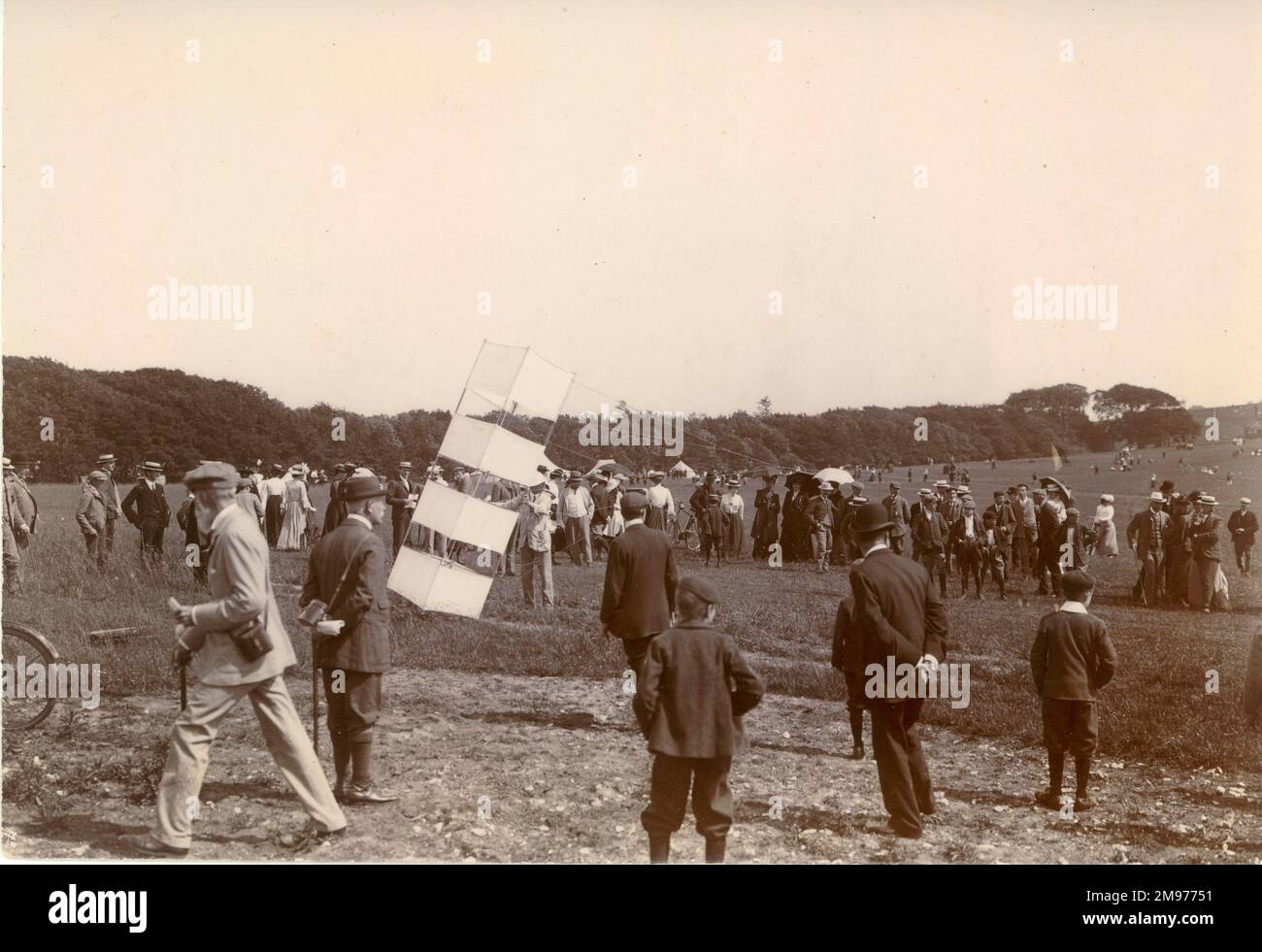 S.H.R. Salmon’s multiple celled rhomboidal kite at the Findon International Kite Competition on the Sussex Downs, 25 June 1903. Stock Photo