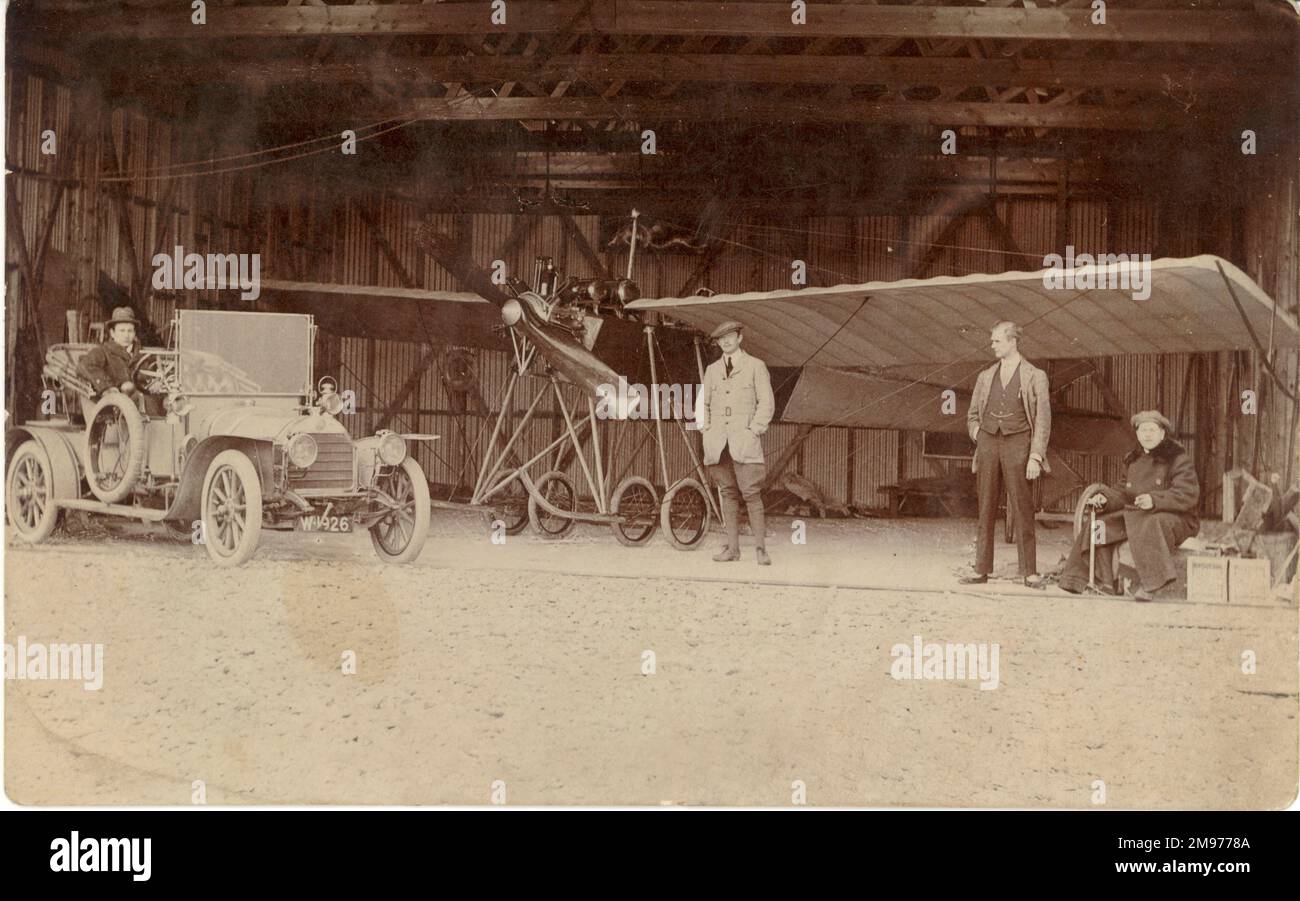Robert Blackburn (standing right) and B.C. Hucks with the Mercury I in the cliff-top hangar at Filey in 1911. Stock Photo