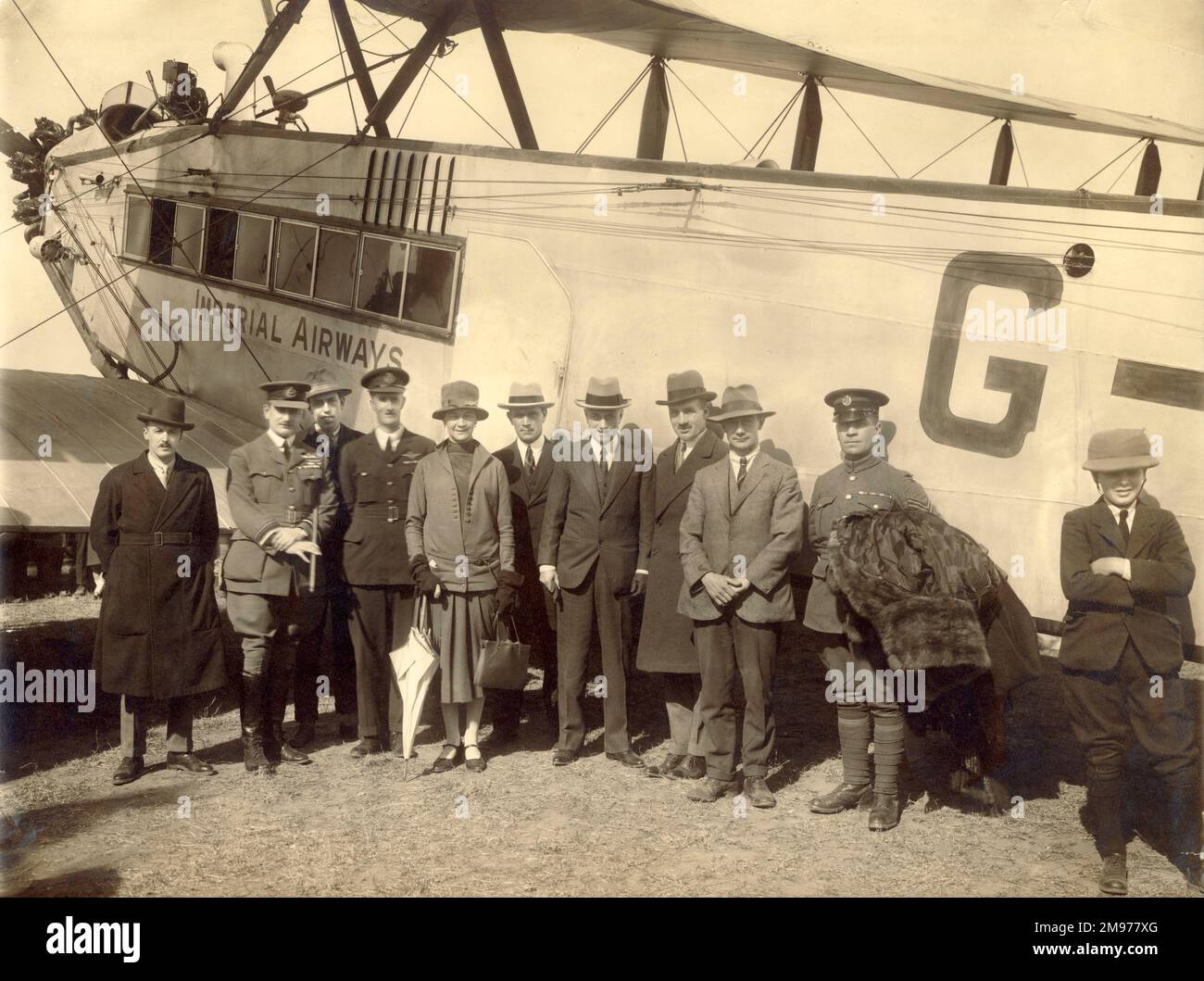 de Havilland DH66, G-EBMX, City of Delhi, of Imperial Airways at Delhi in January 1927. From left: AVM Sir Geoffrey Salmond, Wolley Dod, The Lady Maud Hoare, ?, Sir Samuel Hoare, George Woods Humphrey and F. Mayer. See The Aeroplane, 9 February 1927. Stock Photo