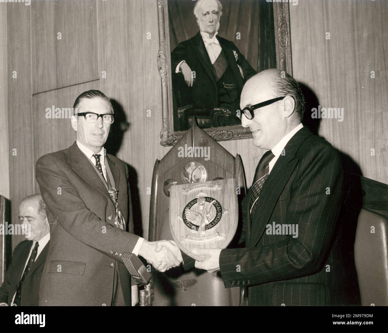 B.P. Laight, OBE, CEng, MIMechE, FRAeS, RAeS President 1974-1975, right, receives a Society shield from the new President, AM Sir Charles Pringle, KBE, MA, CEng, FRAeS, RAeS President 1975-1976, on 15 May 1975. Stock Photo