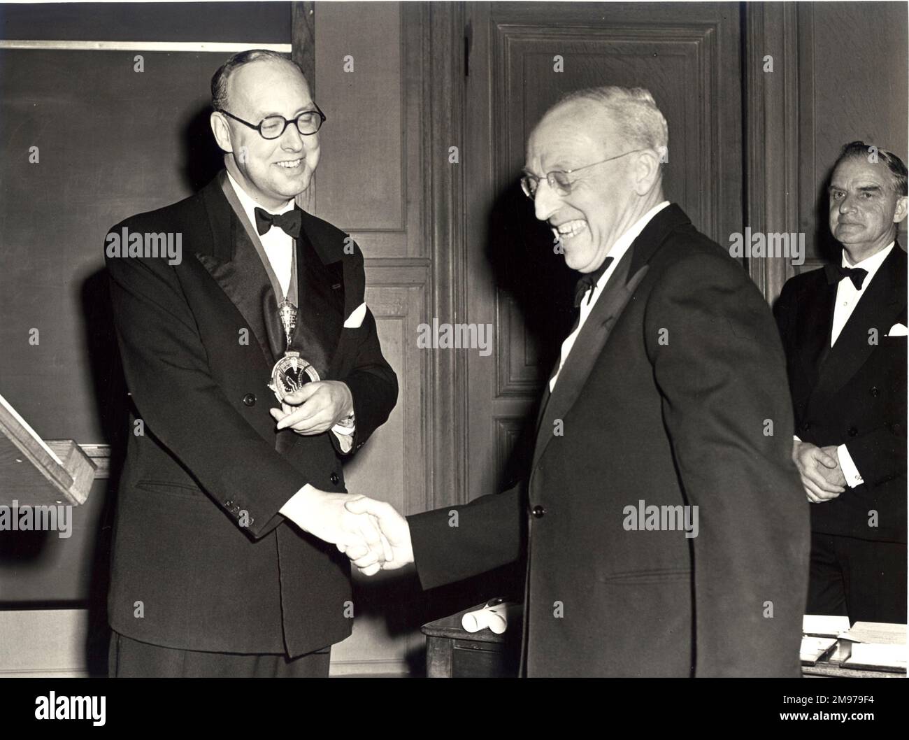 Sir Peter Gordon Masefield, FRAeS, RAeS President 1959-1960 (left) and Sir William Farren, CB, MBE, MA, FRS, Hon FAIAA, FRAeS, RAeS President 1953-1954. Stock Photo