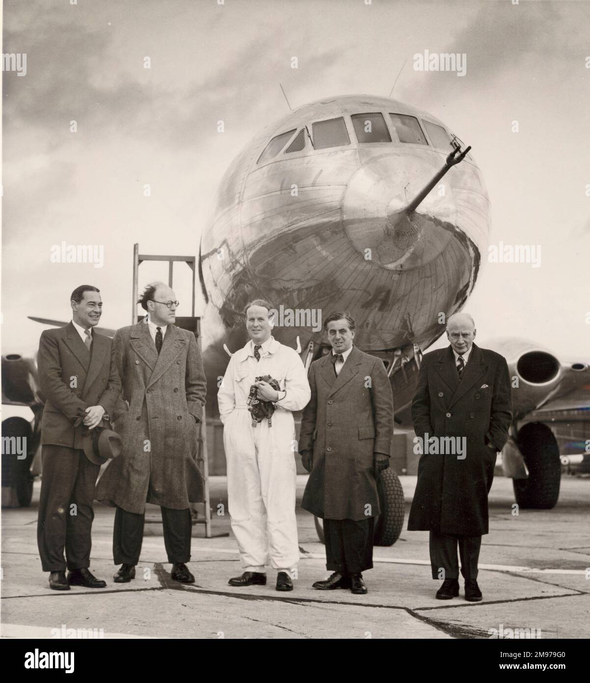 From left: Sir Yeo Cribbett, Lord Packenham, Gp Capt John Cunningham, CBE, DSO**, DFC*, HonFRAeS, 1917-2002, Lindgren and Sir J. Bowhill in front of the prototype Comet airliner in 1949. Stock Photo