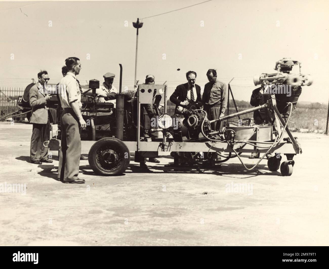 Cierva W11 Air Horse testing gearbox and transmission to rotor head. From left: Tommy Nisbett; Dave Smith, chief inspector; Joe Unsworth, flight engineer; Ken Watson, chief mechanical engineer; Mike Aldham, i/c engine install and Alan Marsh. Stock Photo