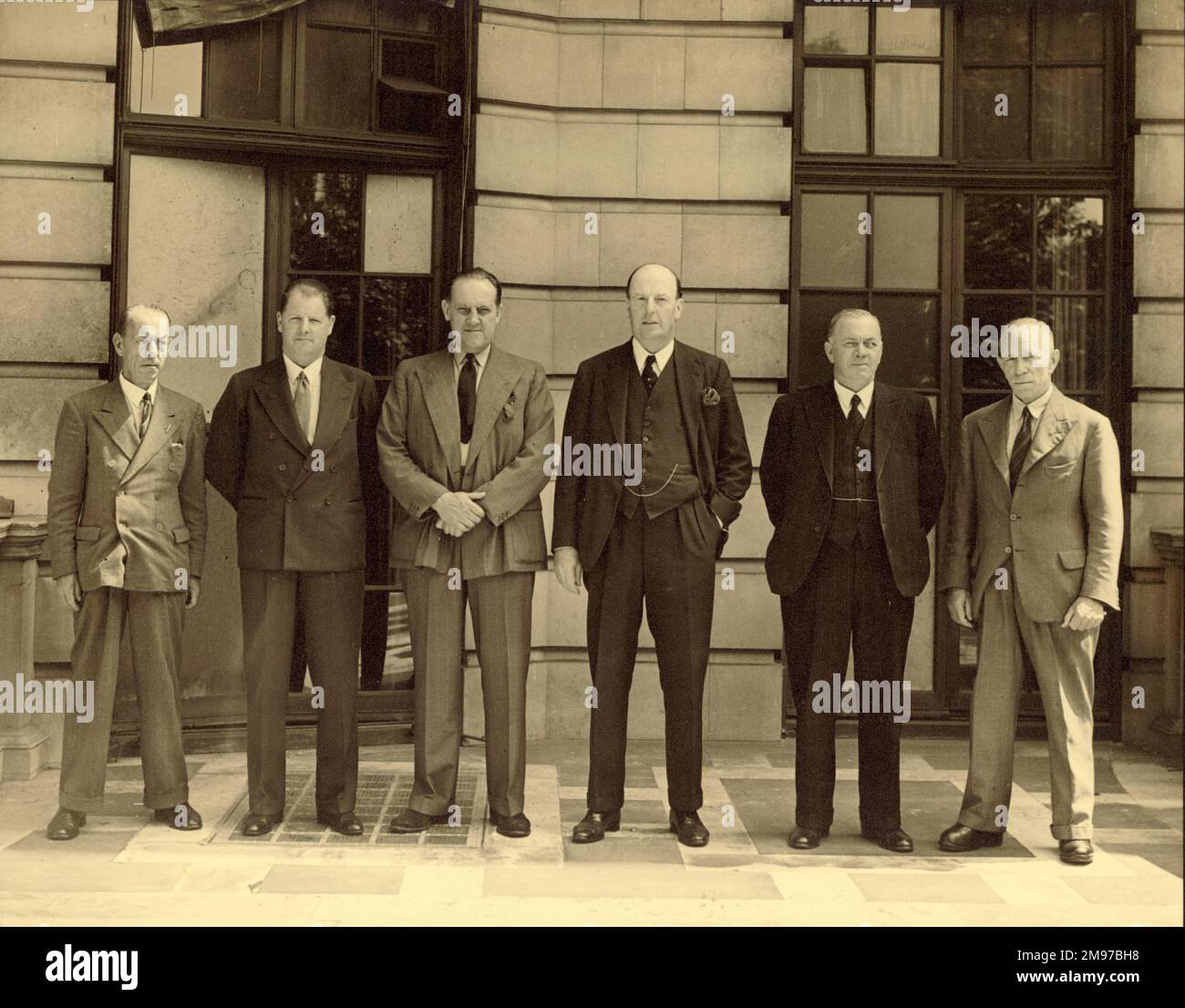 The Royal Aeronautical Society Advisory Committee to the Ministry of Supply, appointed in 1941, at the rear of No.4 Hamilton Place. From left: Capt J.L. Pritchard, RAeS Secretary and Secretary of the Committee; Major F.P. Halford, de Havilland Engines; Sir A.H. Roy Fedden, Chairman; Lord Brabazon of Tara, Minister of Supply; Sir Arthur Gouge, Chief Desiner, Short Brothers, and C.C. Walker, Chief Engineer, de Havilland Aircraft. Stock Photo