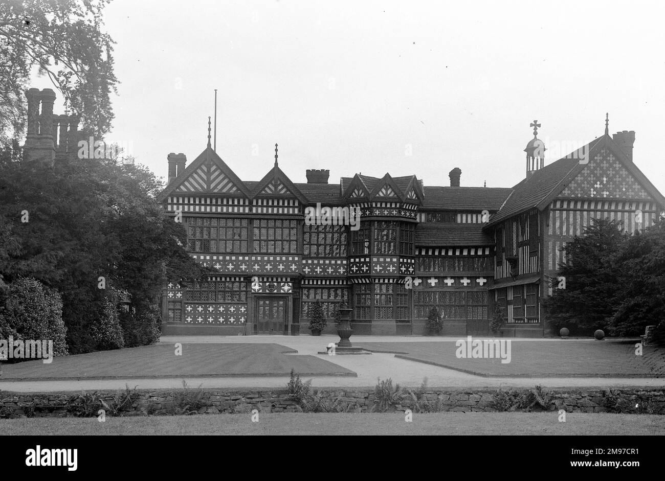 View of Bramhall Hall from the main road in August 1907 Stock Photo Alamy