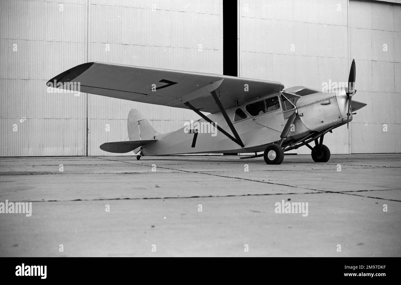 De Havilland Leopard Moth VH-UUL privately-owned at Bankstown on 31 March 1962, carrying number 7 for an air race Stock Photo
