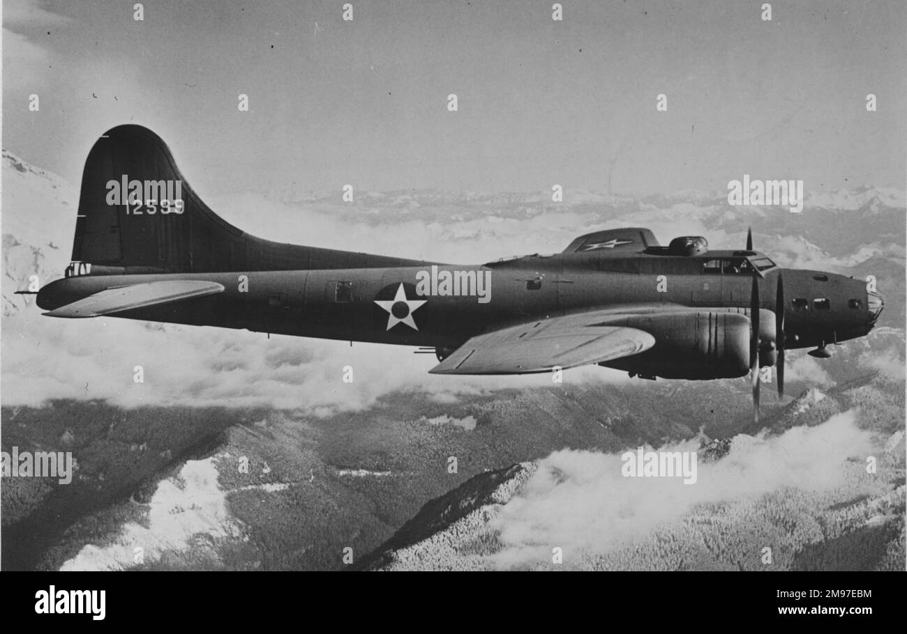 Boeing B-17E flying Stock Photo - Alamy