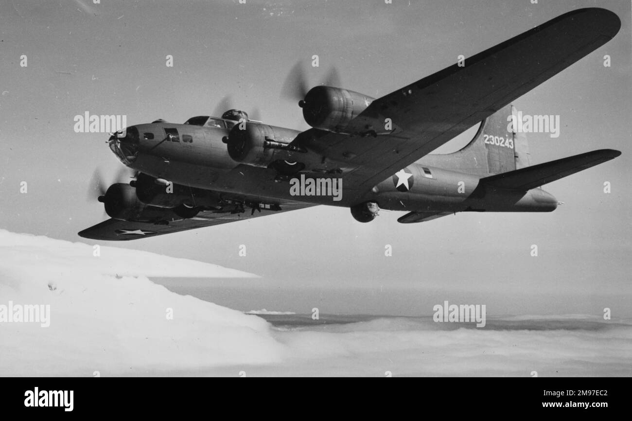 Boeing B-17F flying Stock Photo - Alamy