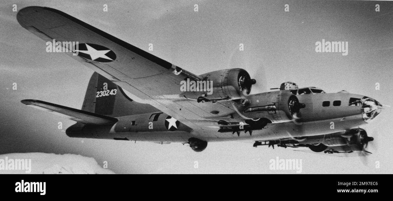 Boeing B-17F flying, from starboard Stock Photo - Alamy