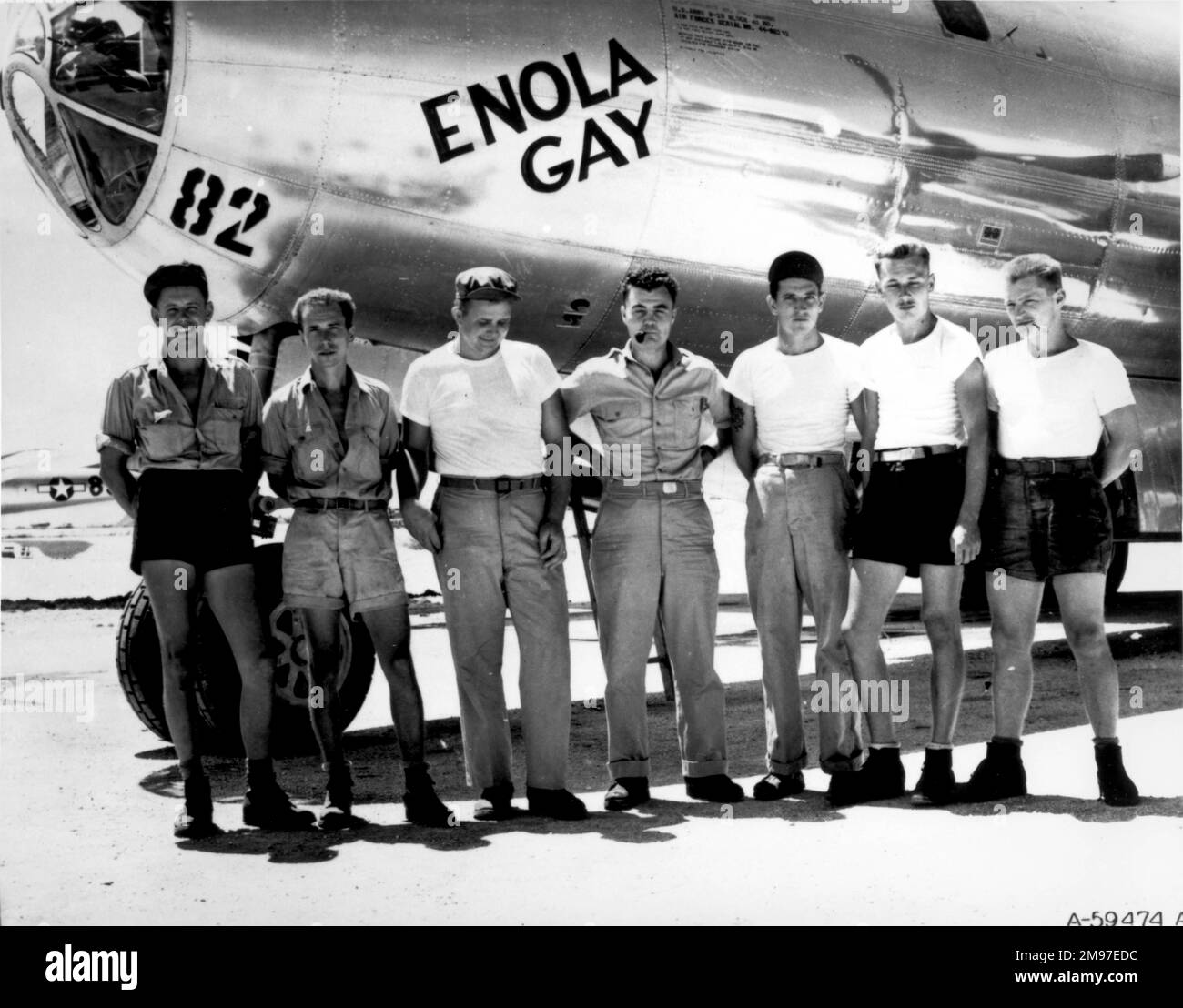Boeing B-29 'Enola Gay' Paul Tibbetts and (on the ground) crew back on Tinian Marianas after Hiroshima raid, 5 Aug 1945. Stock Photo