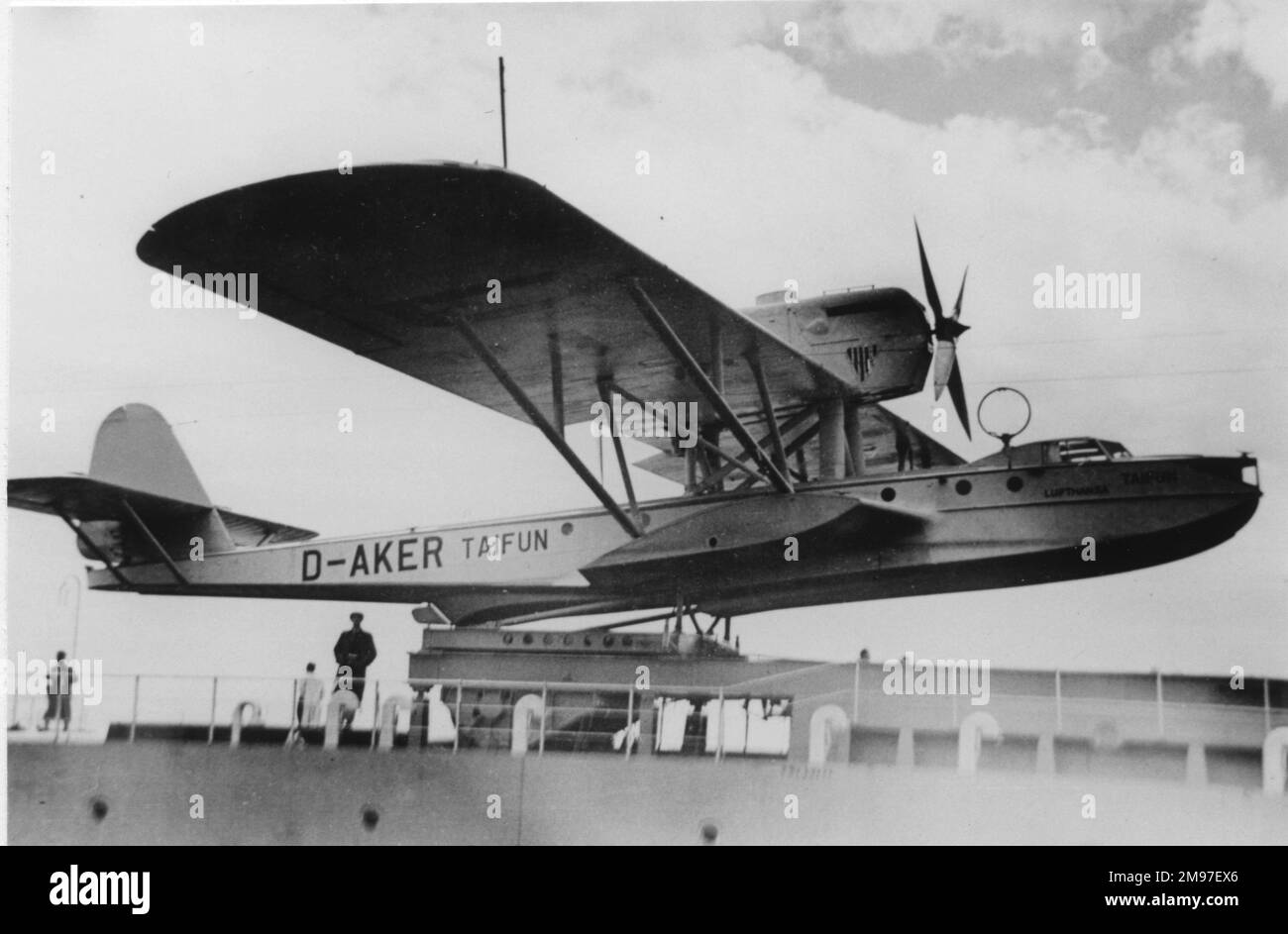 Dornier 10t Wal aboard its tendering ship. First flown 6 November 1922, 264 of the Wal family were built. Some carried 8-10 passengers, but Lufthansa used them as trans-Atlantic mailplanes, 1933-1938 Stock Photo