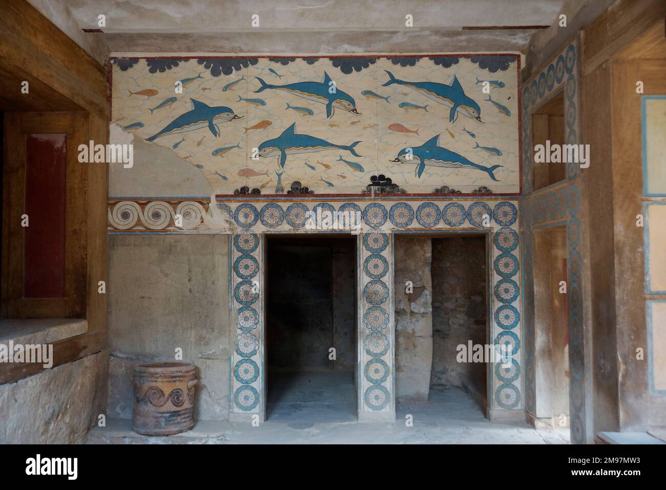 Greece, Crete, Knossos, Minoan Palace (c. 1500 BC). Hall of the 'Double Axis'. dolphin fresco Stock Photo