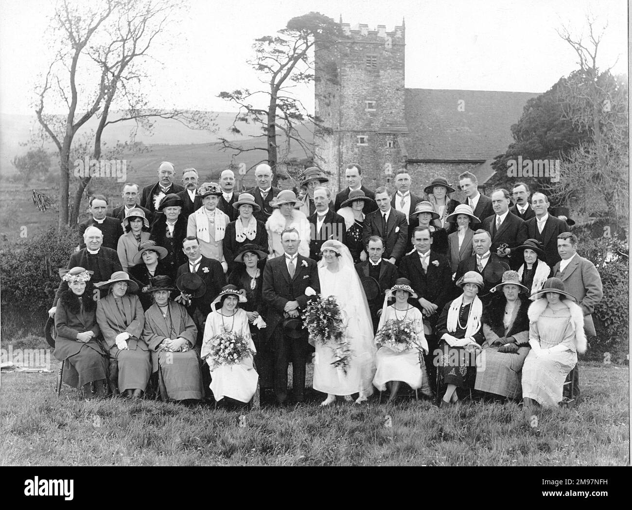 country-wedding-group-photo-stock-photo-alamy