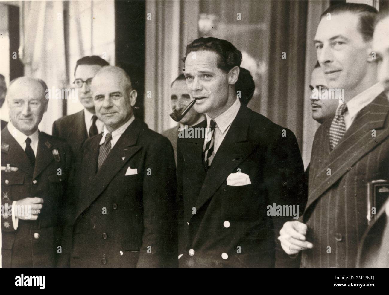 Lt Gen James Doolittle and Grp Capt Douglas Bader with the Air Attaché to the British Embassy in Madrid and the Colonel-in-Charge of the Barajas Airport on their arrival in Madrid. Stock Photo