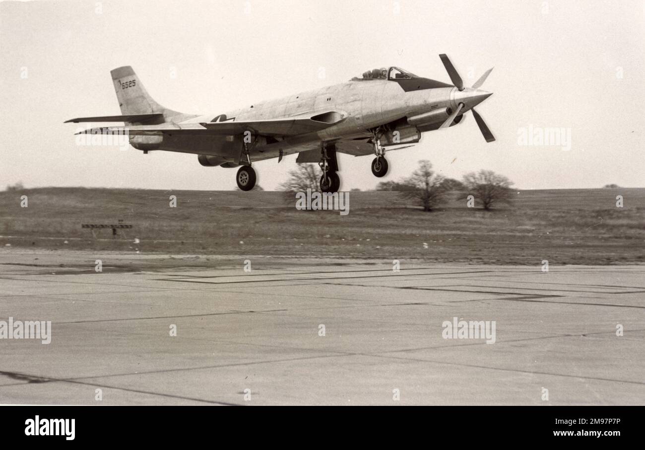 The first McDonnell XF-88 Voodoo, 46-525, after modification to the XF-88B, lands at Lambert-St Louis Municipal Airport at the end of it first post-modification flight, 14 April 1953. Stock Photo