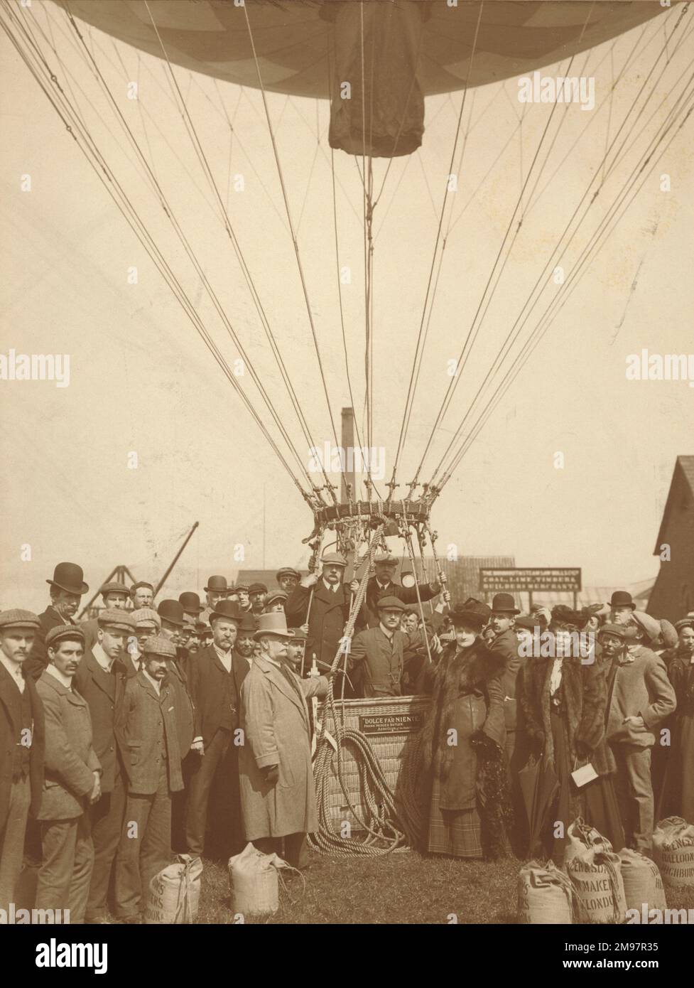 Frank Hedges Butler’s balloon Dolce Far Niente (45,000cuft) ascending from Monmouth Gas Works on 16 April 1906 during an Easter House Party at the Hendre, Lord Llangattock’s seat. Passengers included F. Hedges Butler, Mr John Holder, Prof Huntington and the Hon C.S. Rolls. Descent was made at Hardwick Farm, Upton St Leonards, Gloucester. [See also 56012388 and 56012389] Stock Photo