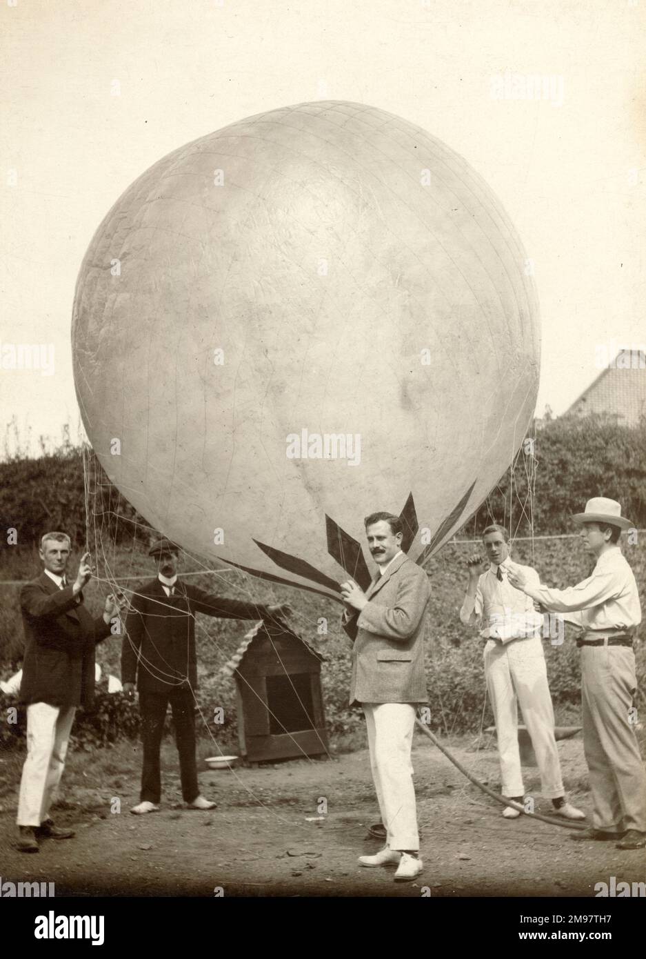 500cu ft balloon being inflated with hydrogen at Netley before being taken out to take photos on Southampton Water. Holding the balloon from left: ????, Eric Clift, Harold Perrin, Wallace Barr and Griffith Brewer. Stock Photo