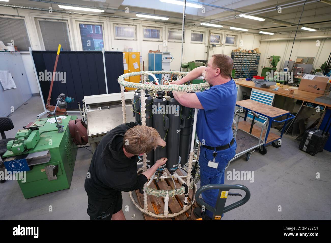 17 January 2023, Hamburg Carl Weidner (l), marine technician, and