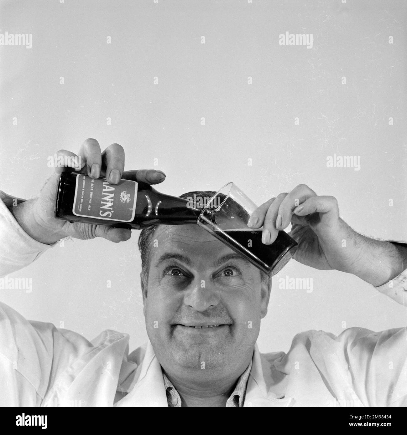 filling-beer-glass-black-and-white-stock-photos-images-alamy