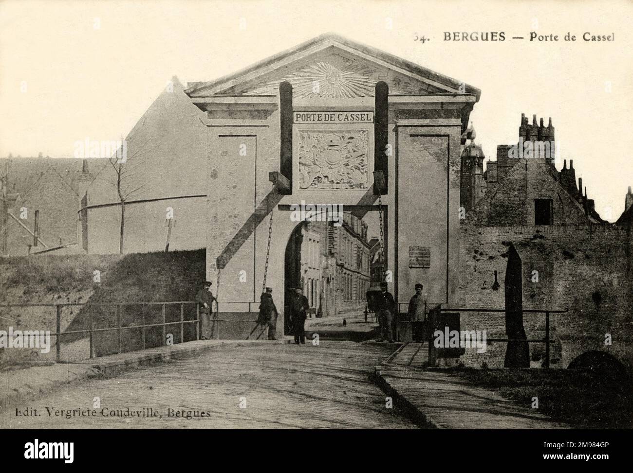 Carte Postale Ancienne Bergues – Porte D'entrée De L'Esplanade (59) – Années 1900