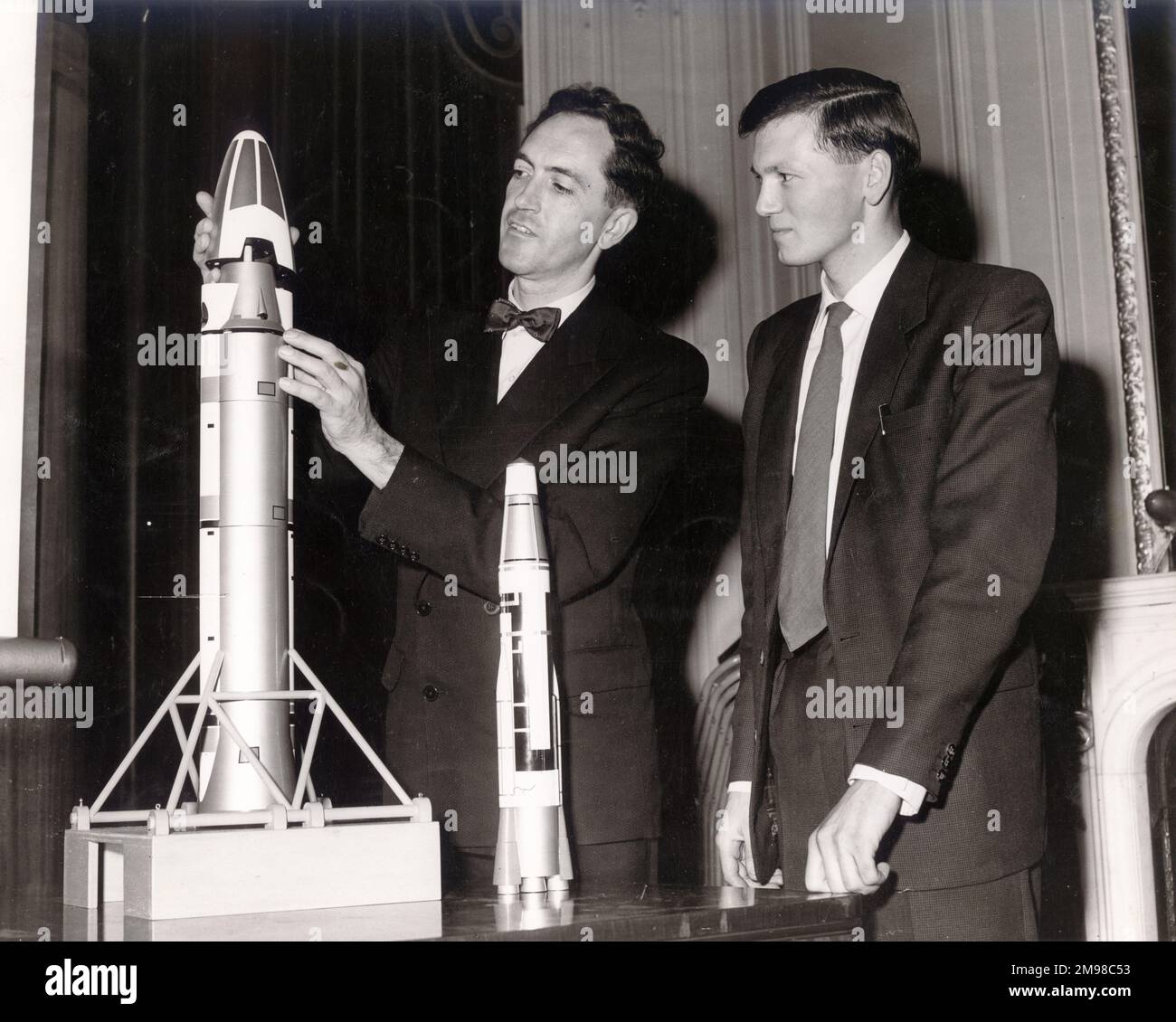 John Allen, left, of the Avro Weapons Research Division, discussed the extreme launch accuracies needed for lunar probes at a lecture to the Graduates and Students Section of the Royal Aeronautical Society at No.4 Hamilton Place on 7 October 1959. Stock Photo