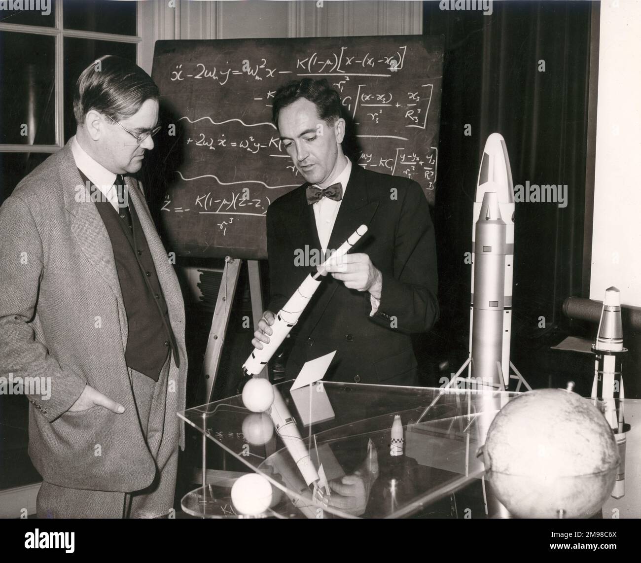 John Allen, right, of the Avro Weapons Research Division, discussed the extreme launch accuracies needed for lunar probes at a lecture to the Graduates and Students Section of the Royal Aeronautical Society at No.4 Hamilton Place on 7 October 1959. On the left is Charles H. Gibbs-Smith. Stock Photo