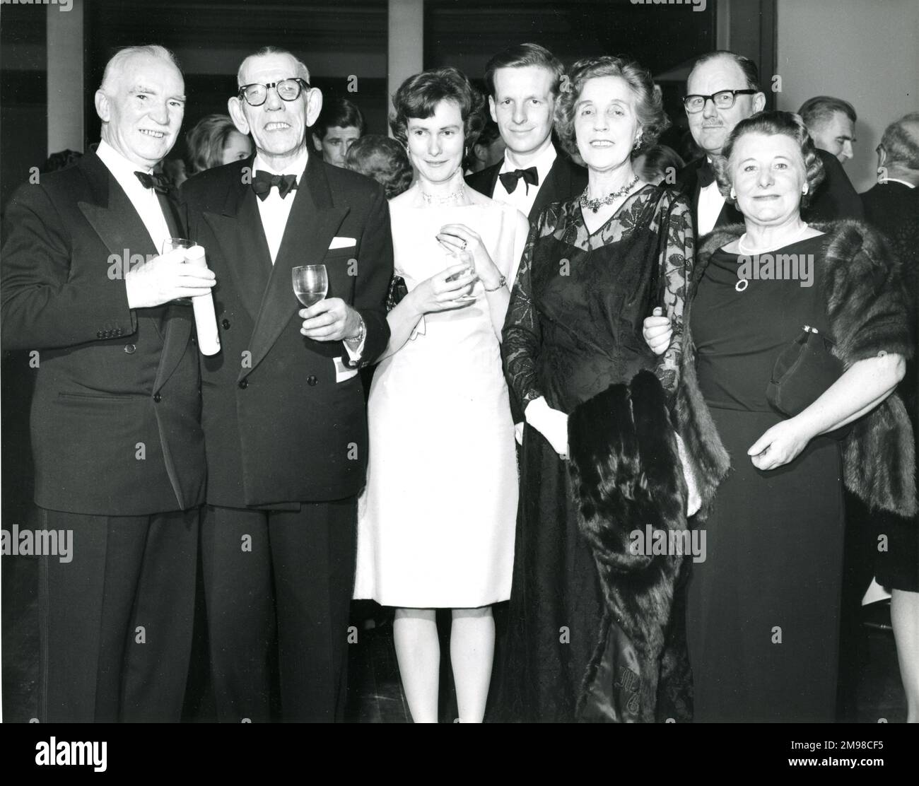 Among the guests at the Centenary Conversazione held at the Science Museum on 12 January 1966 were E.T. Jones, RAeS President 1956-1957; R. Graham, ??, ??, Mrs Graham, Dr Frank Follet, Director of the Science Museum, and Mrs Follet. Stock Photo