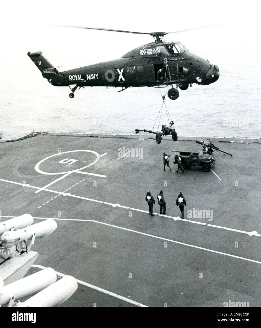 A Royal Navy Westland Wessex HU5, XT485, lifts supplies from HMS Hermes (R12). Stock Photo