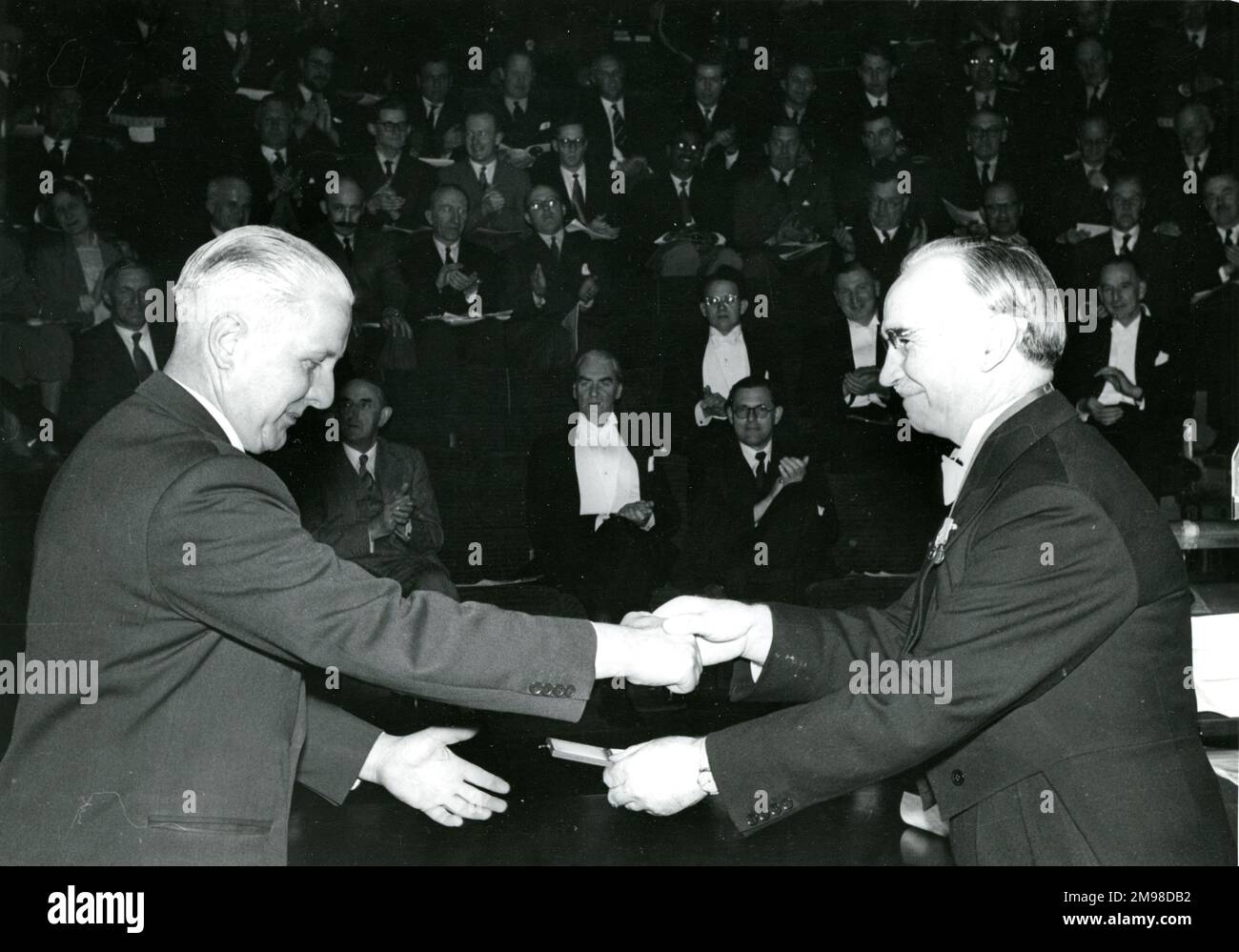 Dr E.S. Moult, left, Royal Aeronatical Society President 1960-1961 is presented with his Royal Aeronautical Society Silver Medal by E.T. Jones, CB, OBE, MEng, FRAeS, Royal Aeronautical Society President 1956-1957, at the 44th Wilbur Wright Lecture on 17 May 1956. Stock Photo