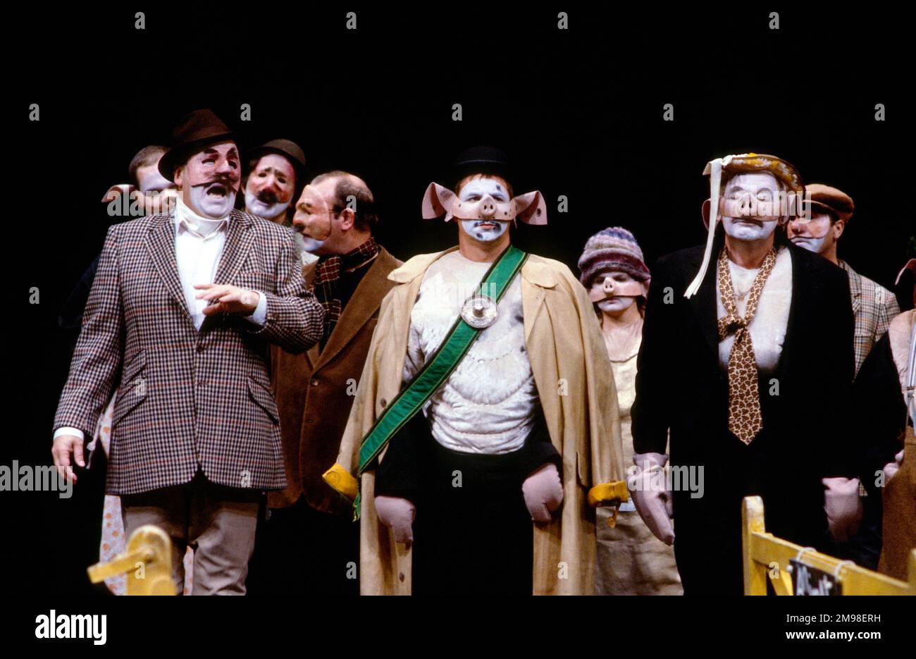 centre: Barrie Rutter (Napoleon)  right: David Ryall (Squealer) in ANIMAL FARM by George Orwell at the Olivier Theatre, National Theatre (NT), London SE1  27/09/1984  adapted & directed by Peter Hall  design: Jennifer Carey  lighting: John Bury  movement: Stuart Hopps Stock Photo