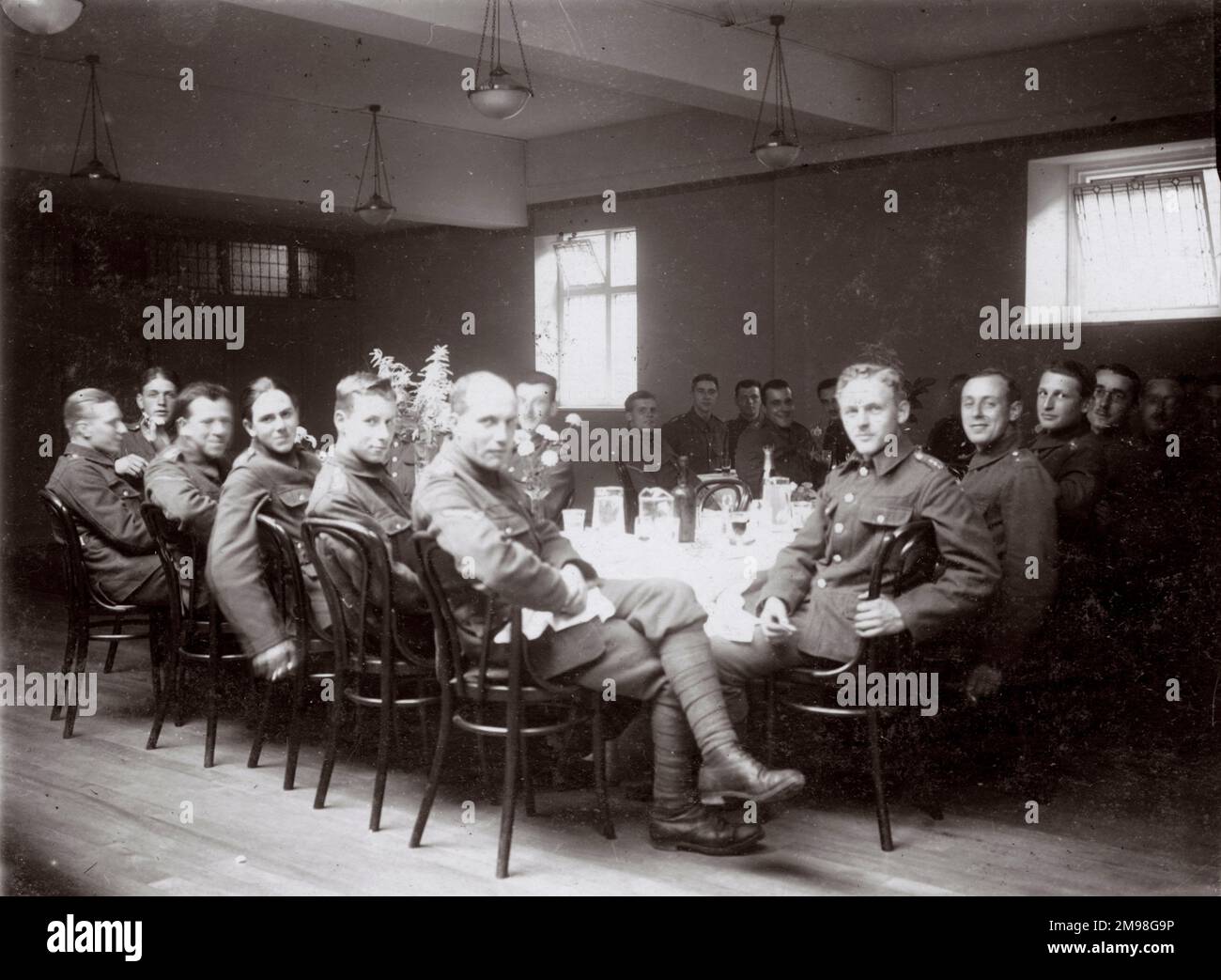 Group photo, young men in the University Officers' Training Corps, Royal Fusiliers, sitting round a table at Woodcote Park, Epsom, Surrey (a stately home taken over for military training). Albert Auerbach (1894-1918) is seated at the corner of the table, just right of centre. Stock Photo