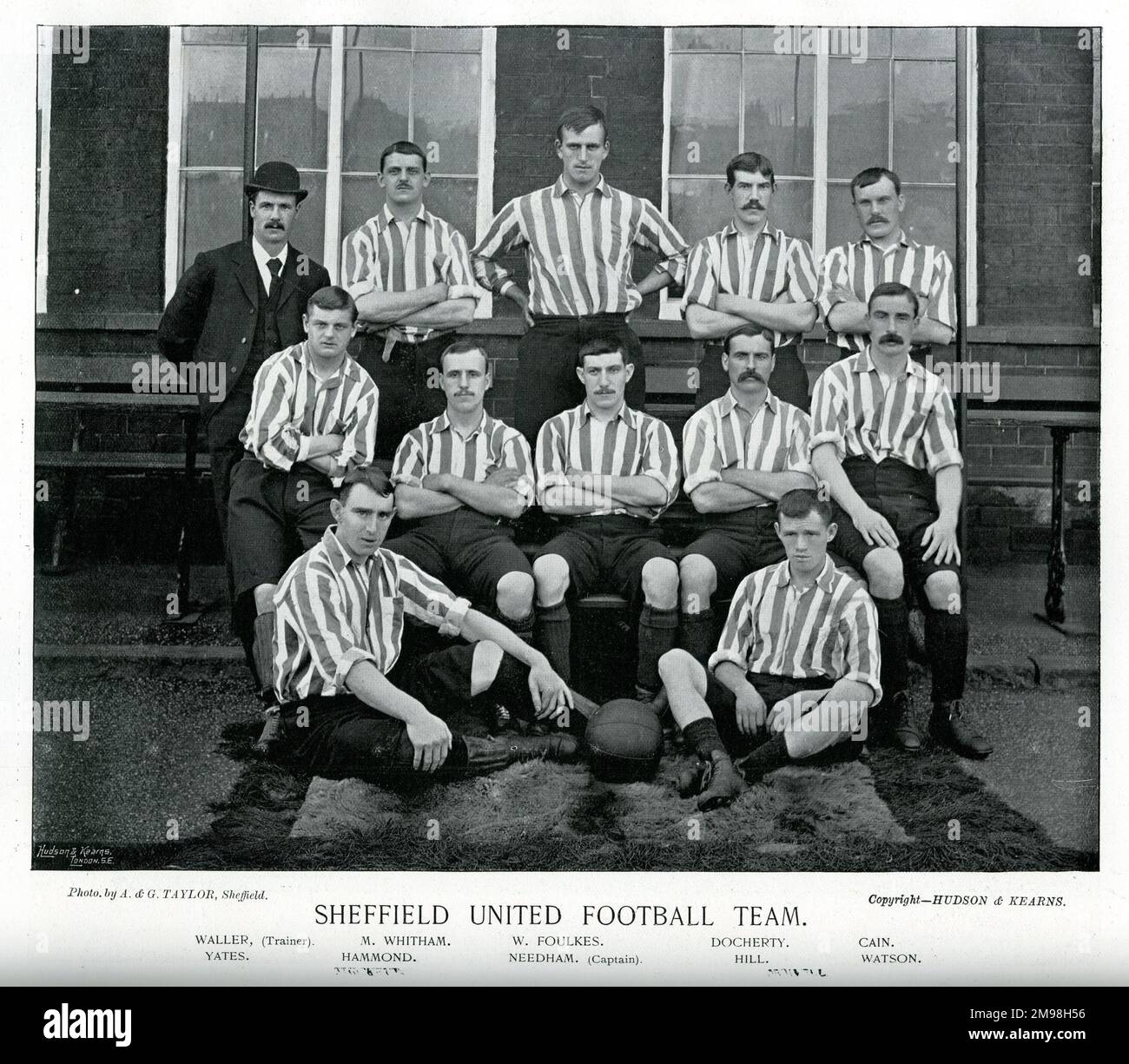 Sheffield United FC team: Waller (Trainer), Whitham, Foulkes, Docherty, Cain, Yates, Hammond, Needham (Captain), Hill, Watson ... Stock Photo