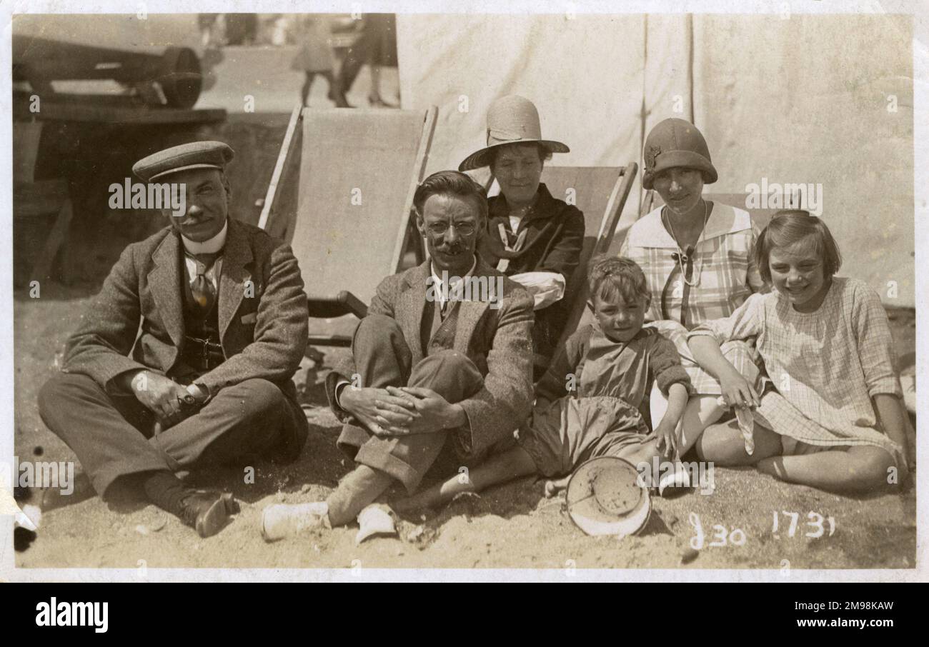1930s family beach hi-res stock photography and images - Alamy
