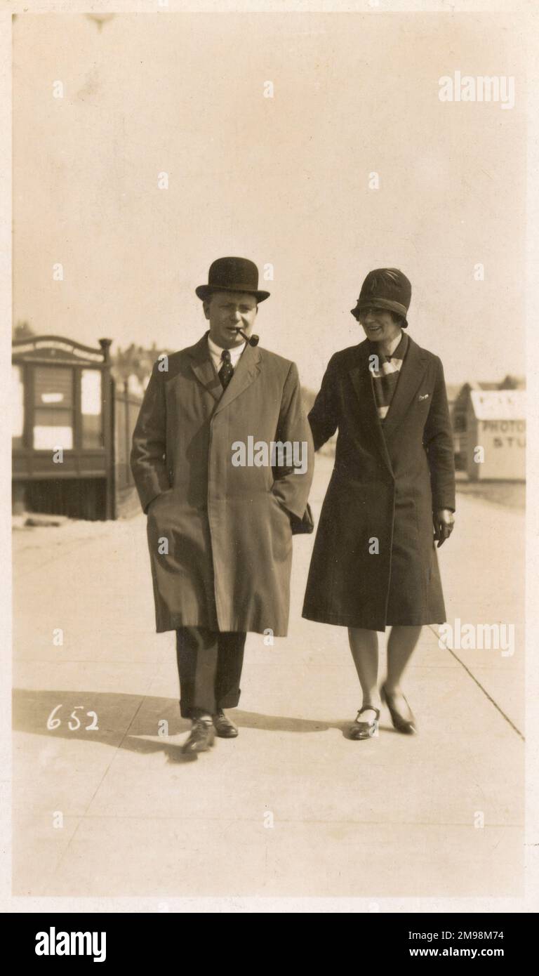 1930s couple on their honeymoon (!) on the seafront at Felixstowe, Suffolk. Photograph by Mr Snaps (!), opposite the Pier Pavilion, next to Cordy the Chemist, Felixstowe. Stock Photo