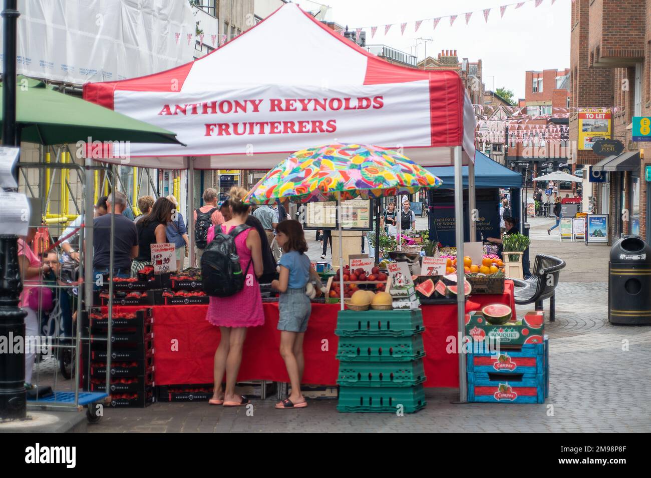 Windsor, Berkshire, UK. 21st July, 2022. People buying fruit and veg ...